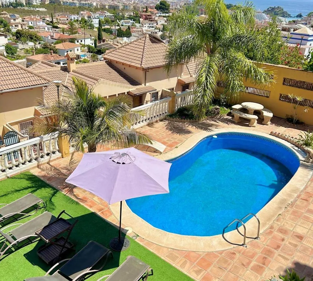 Chalet Con Piscinas Y Vistas De Ensueno contacts